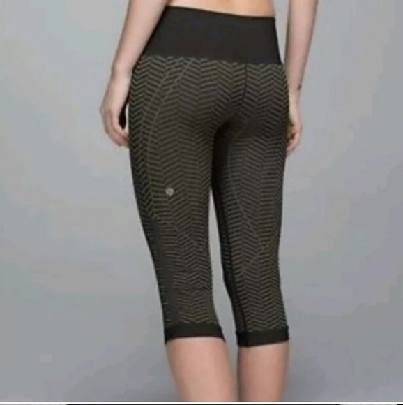 Lululemon In The Flow Crop II Heathered Fatigue Green chevron size 6 - Picture 3 of 9